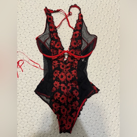 NWOT La Vie En Rose black/red lingerie size Small - Picture 1 of 4